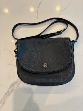 Tory Burch Robinson Pebbled Messenger Bag - Black